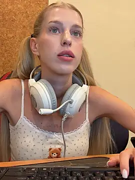 kira mia online show from March 10, 2026, 4:01 pm