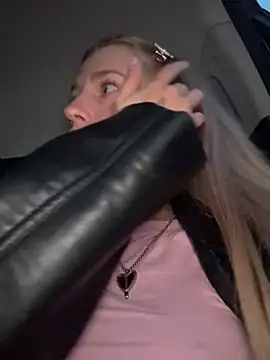 kira mia online show from April 4, 2026, 4:37 pm