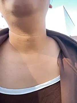 yiyi930316 online show from November 9, 2025, 1:59 am