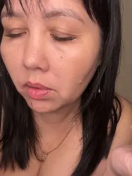 Snapshot of Love__Mom chatting on October 24, 2025, 6:26 pm Love Mom online show from October 24, 2025, 6:26 pm