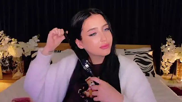 Felicia Herceg online show from November 28, 2025, 12:57 am