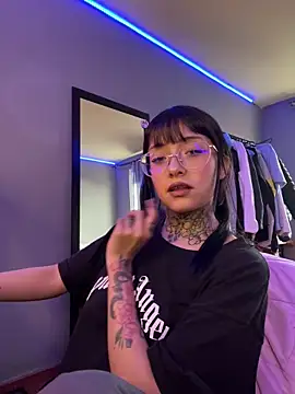 val azuna1 online show from October 27, 2025, 8:35 pm