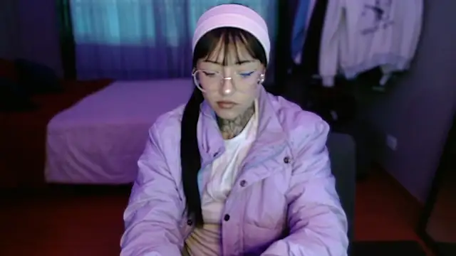 val azuna1 online show from November 7, 2025, 8:20 pm