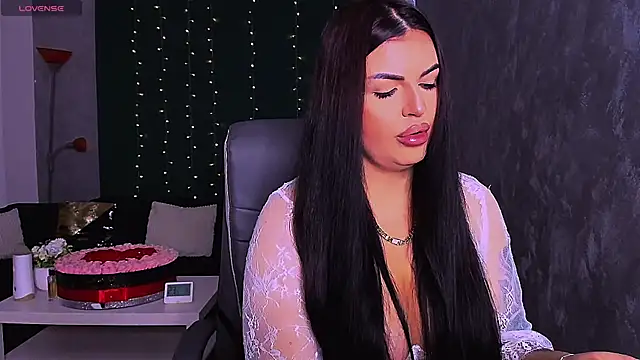 Snapshot of RheaLynn chatting on November 17, 2025, 10:04 pm RheaLynn online show from November 17, 2025, 10:04 pm