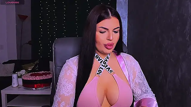 Snapshot of RheaLynn chatting on November 24, 2025, 10:09 pm RheaLynn online show from November 24, 2025, 10:09 pm