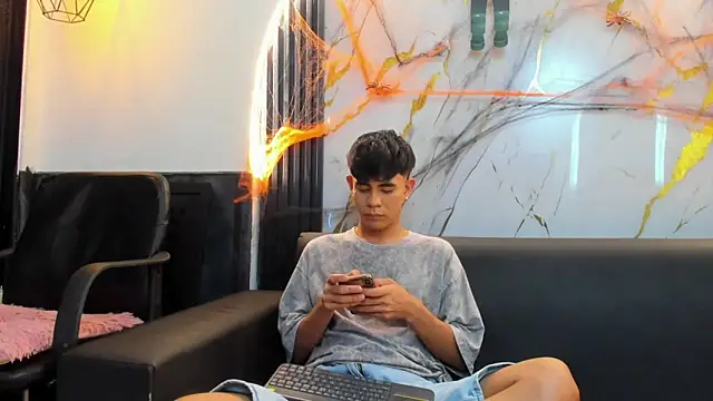 Snapshot of Collins_of1 chatting on October 22, 2025, 10:09 pm Collins of1 online show from October 22, 2025, 10:09 pm