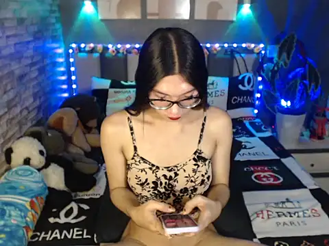 HotNathalie6900 online show from April 10, 2026, 12:43 pm