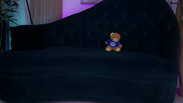 Snapshot of LaraSynn chatting on November 6, 2025, 9:32 am LaraSynn online show from November 6, 2025, 9:32 am