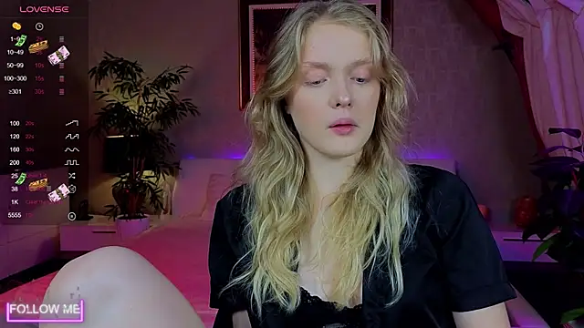 Snapshot of Slay_Blonde chatting on November 4, 2025, 6:12 am Slay Blonde online show from November 4, 2025, 6:12 am