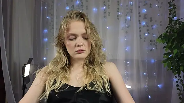 Snapshot of Slay_Blonde chatting on November 5, 2025, 6:02 am Slay Blonde online show from November 5, 2025, 6:02 am