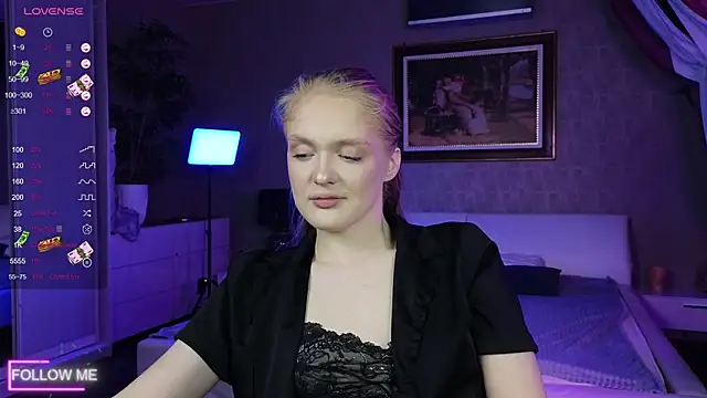 Snapshot of Slay_Blonde chatting on November 12, 2025, 6:03 am Slay Blonde online show from November 12, 2025, 6:03 am