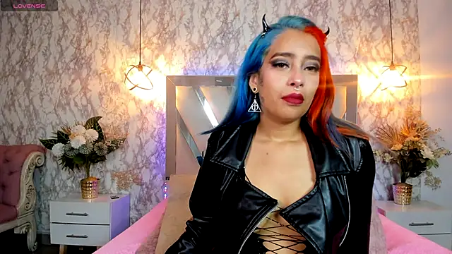 Snapshot of Cristall_ravven chatting on October 21, 2025, 2:18 pm Cristall ravven online show from October 21, 2025, 2:18 pm