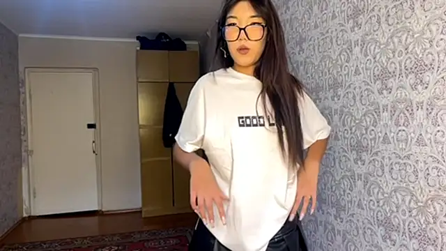 Snapshot of EsterCassius chatting on October 26, 2025, 8:42 am EsterCassius online show from October 26, 2025, 8:42 am