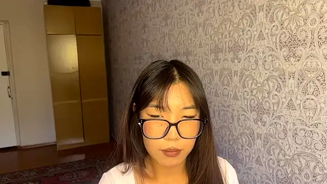 Snapshot of EsterCassius chatting on October 28, 2025, 8:07 am EsterCassius online show from October 28, 2025, 8:07 am