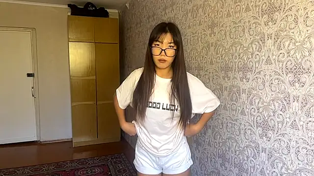 Snapshot of EsterCassius chatting on October 31, 2025, 8:04 am EsterCassius online show from October 31, 2025, 8:04 am