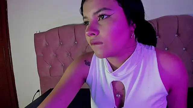 Snapshot of Sara_Moon_18 chatting on October 23, 2025, 8:18 pm Sara Moon 18 online show from October 23, 2025, 8:18 pm