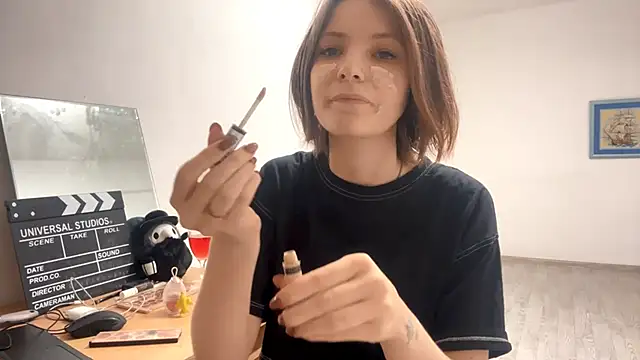 Snapshot of KindraScullion chatting on October 28, 2025, 12:30 pm KindraScullion online show from October 28, 2025, 12:30 pm