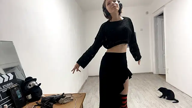 Snapshot of KindraScullion chatting on October 31, 2025, 11:22 am KindraScullion online show from October 31, 2025, 11:22 am