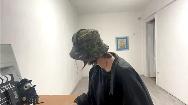 Snapshot of KindraScullion chatting on November 9, 2025, 12:14 pm KindraScullion online show from November 9, 2025, 12:14 pm