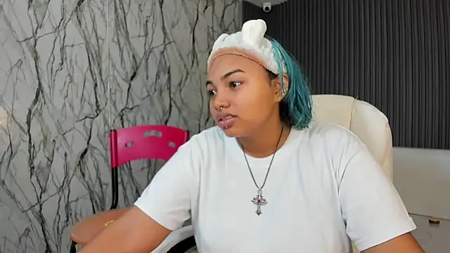 lara jean23 online show from November 12, 2025, 1:55 pm