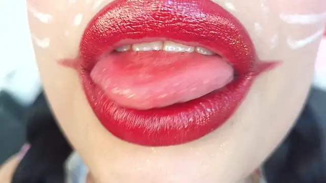 Snapshot of mia_roux1 chatting on October 22, 2025, 8:30 pm mia roux1 online show from October 22, 2025, 8:30 pm