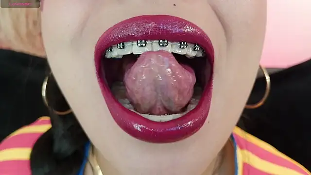 mia roux1 online show from June 7, 2026, 10:35 pm