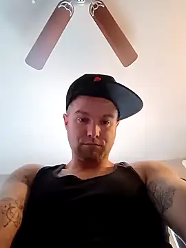 Snapshot of DadDDick925 chatting on October 30, 2025, 7:47 pm DadDDick925 online show from October 30, 2025, 7:47 pm