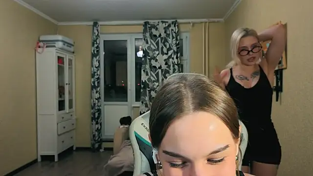 Snapshot of girls_n_roses chatting on October 29, 2025, 4:09 pm girls n roses online show from October 29, 2025, 4:09 pm