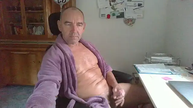 Snapshot of Lutzi1970 chatting on November 17, 2025, 8:42 am Lutzi1970 online show from November 17, 2025, 8:42 am