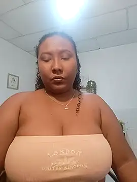 Snapshot of KaroldelaTorree chatting on November 3, 2025, 7:37 pm KaroldelaTorree online show from November 3, 2025, 7:37 pm