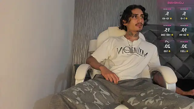 Snapshot of Mr_Strike chatting on October 25, 2025, 2:41 am Mr Strike online show from October 25, 2025, 2:41 am