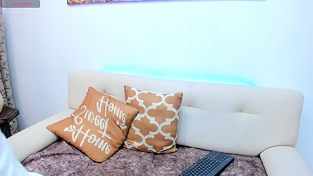 Claire Aristizabal  online show from November 6, 2025, 8:10 pm