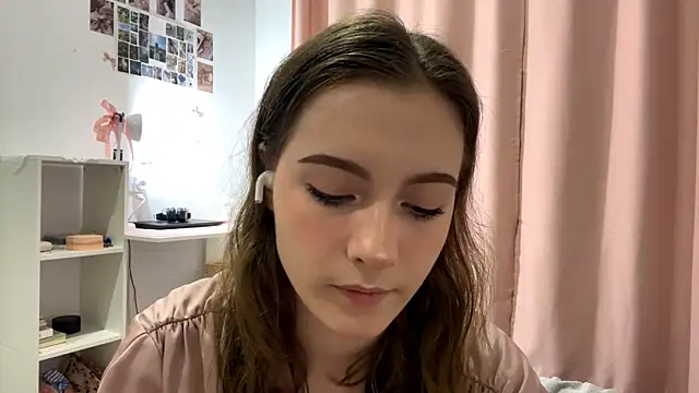 Snapshot of Kira_Sanders chatting on October 23, 2025, 7:12 pm Kira Sanders online show from October 23, 2025, 7:12 pm