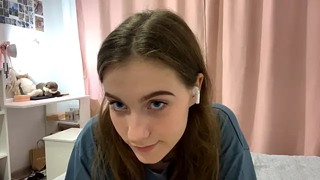 Snapshot of Kira_Sanders chatting on October 28, 2025, 5:04 pm Kira Sanders online show from October 28, 2025, 5:04 pm