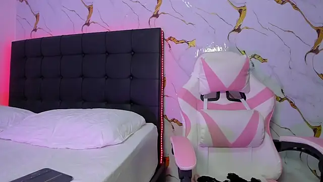 Scarlet DLuce online show from April 13, 2026, 9:04 am