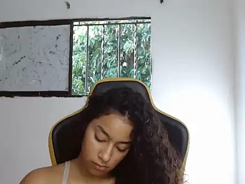 Snapshot of emily_stars1 chatting on December 4, 2025, 7:44 pm emily stars1 online show from December 4, 2025, 7:44 pm