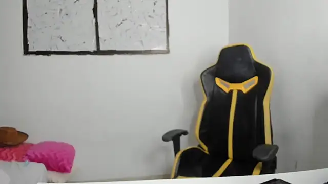 Snapshot of emily_stars1 chatting on December 17, 2025, 6:30 am emily stars1 online show from December 17, 2025, 6:30 am