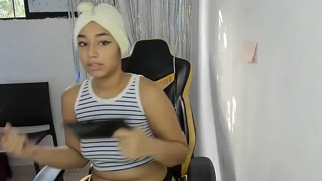 Snapshot of emily_stars1 chatting on December 22, 2025, 9:01 pm emily stars1 online show from December 22, 2025, 9:01 pm