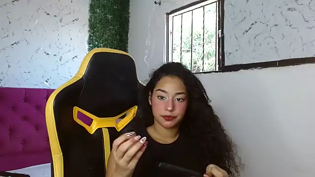 Snapshot of emily_stars1 chatting on January 14, 2026, 6:35 pm emily stars1 online show from January 14, 2026, 6:35 pm