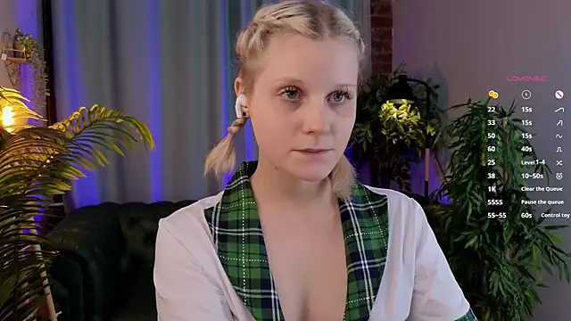 ShineJoan online show from November 11, 2025, 11:05 pm