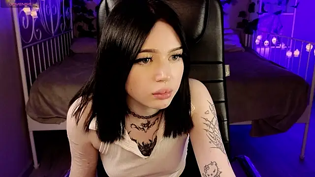 Snapshot of Emma_Kirks chatting on October 23, 2025, 12:26 pm Emma Kirks online show from October 23, 2025, 12:26 pm