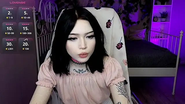 Snapshot of Emma_Kirks chatting on November 6, 2025, 10:38 am Emma Kirks online show from November 6, 2025, 10:38 am