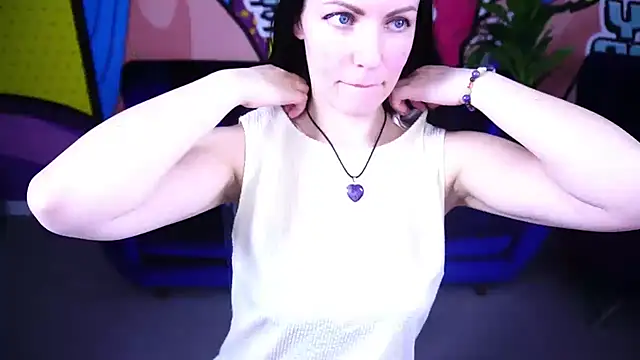 SofieMoons online show from November 17, 2025, 1:39 pm