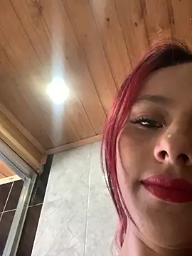 Snapshot of Emilyy-18 chatting on November 8, 2025, 6:29 pm Emilyy-18 online show from November 8, 2025, 6:29 pm