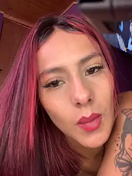 Snapshot of Emilyy-18 chatting on November 9, 2025, 8:07 pm Emilyy-18 online show from November 9, 2025, 8:07 pm