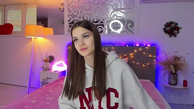 LuisaClover online show from December 14, 2025, 1:16 pm