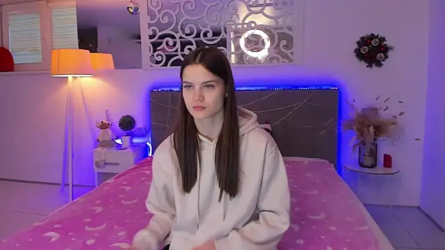 LuisaClover online show from December 19, 2025, 1:07 pm