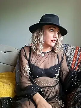 Snapshot of Raven_Fantastic chatting on October 22, 2025, 2:28 pm Raven Fantastic online show from October 22, 2025, 2:28 pm