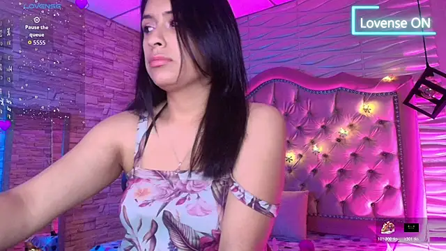 Snapshot of Roxanne_Han chatting on November 7, 2025, 11:43 am Roxanne Han online show from November 7, 2025, 11:43 am