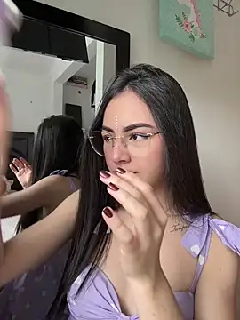 Snapshot of IslaCole chatting on October 28, 2025, 6:43 pm IslaCole online show from October 28, 2025, 6:43 pm